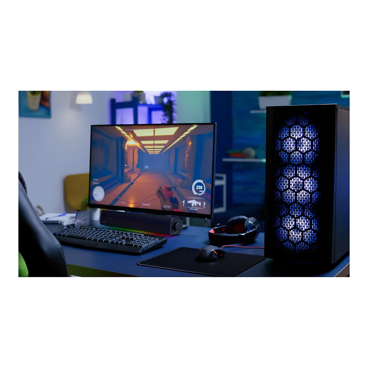 Gaming-Setup mit Monitor, Tastatur, PC-Gehäuse mit blauer Beleuchtung, Kopfhörern und Maus. Auf dem Monitor ein Spiel.