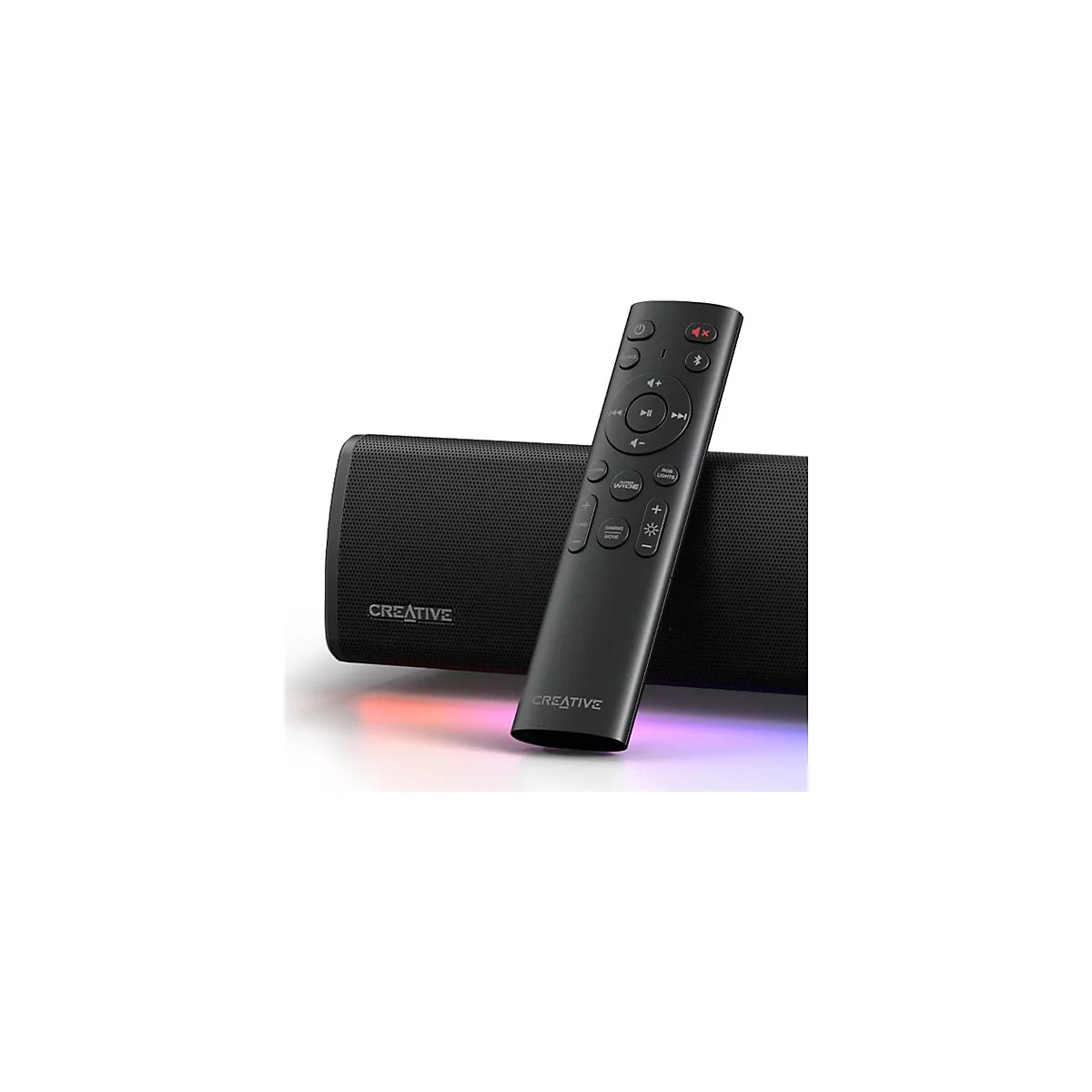 Schwarze Soundbar mit Fernbedienung. Auf der Soundbar steht "CREATIVE", die Fernbedienung hat viele Knöpfe.