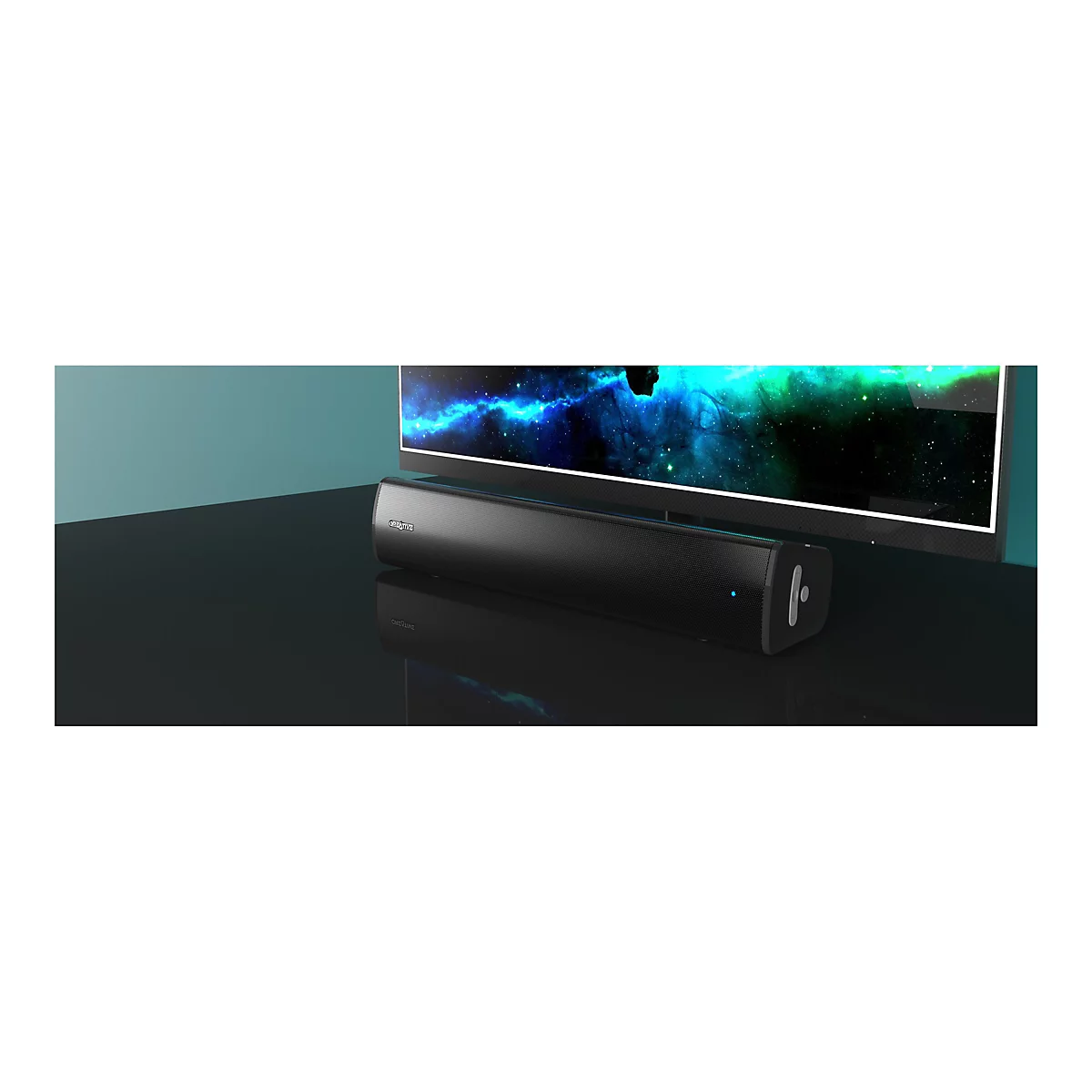 Schwarze Soundbar vor einem Fernseher, zeigt ein Weltraumbild. Auf der Oberfläche spiegelt sich die Soundbar. 