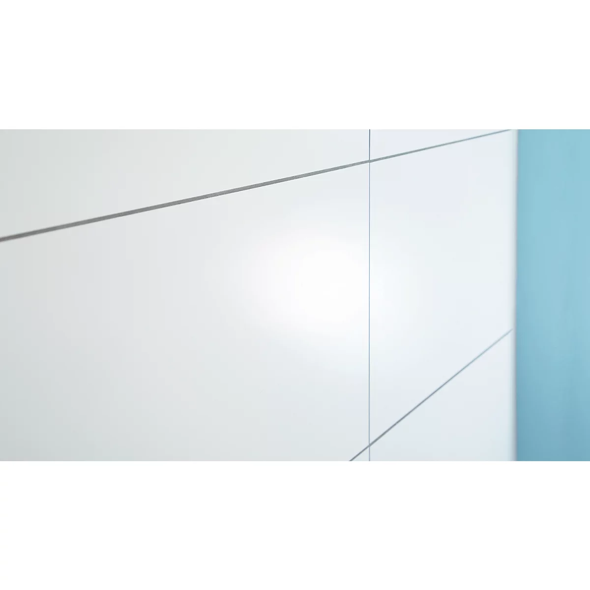 Mur laqué blanc avec des lignes grises, faisant partie d'un mobilier moderne. Bleu clair en arrière-plan.