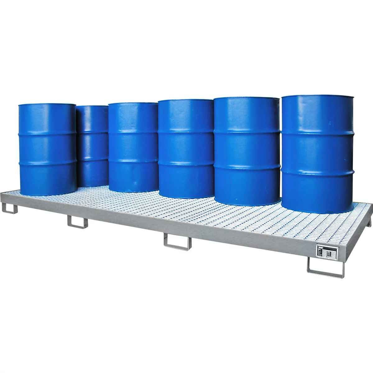 Barriles azules en una paleta de metal gris.