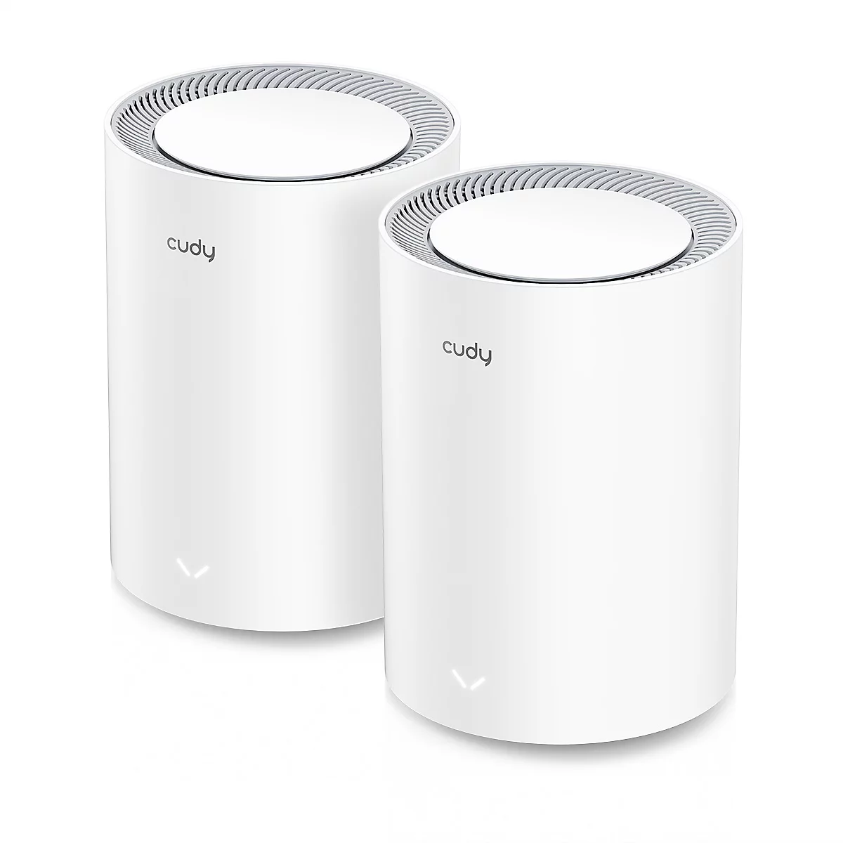 Zwei weiße Cudy WLAN-Mesh-Router in zylindrischer Form vor weißem Hintergrund.
