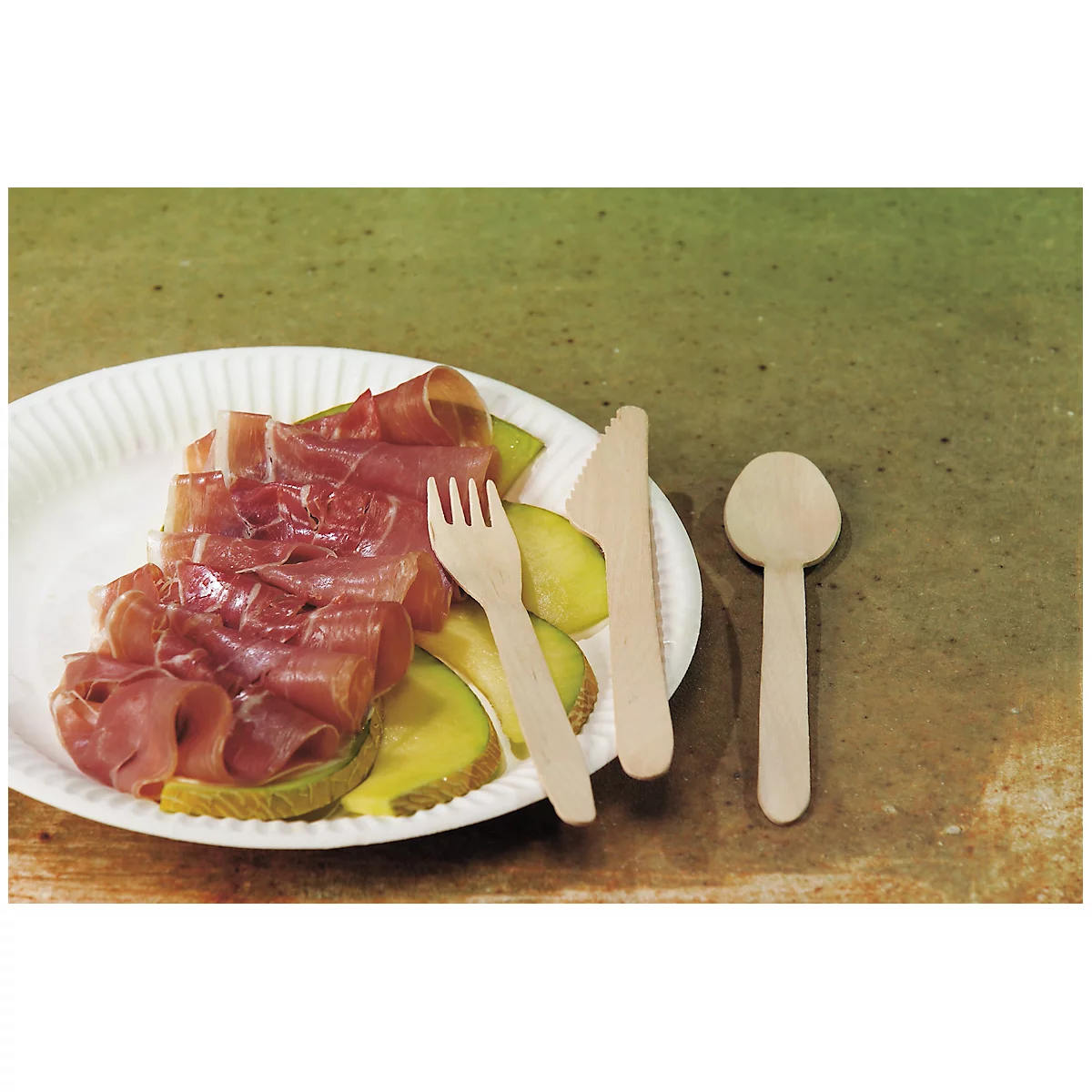 Une assiette de prosciutto, de melon et de couverts en bois.