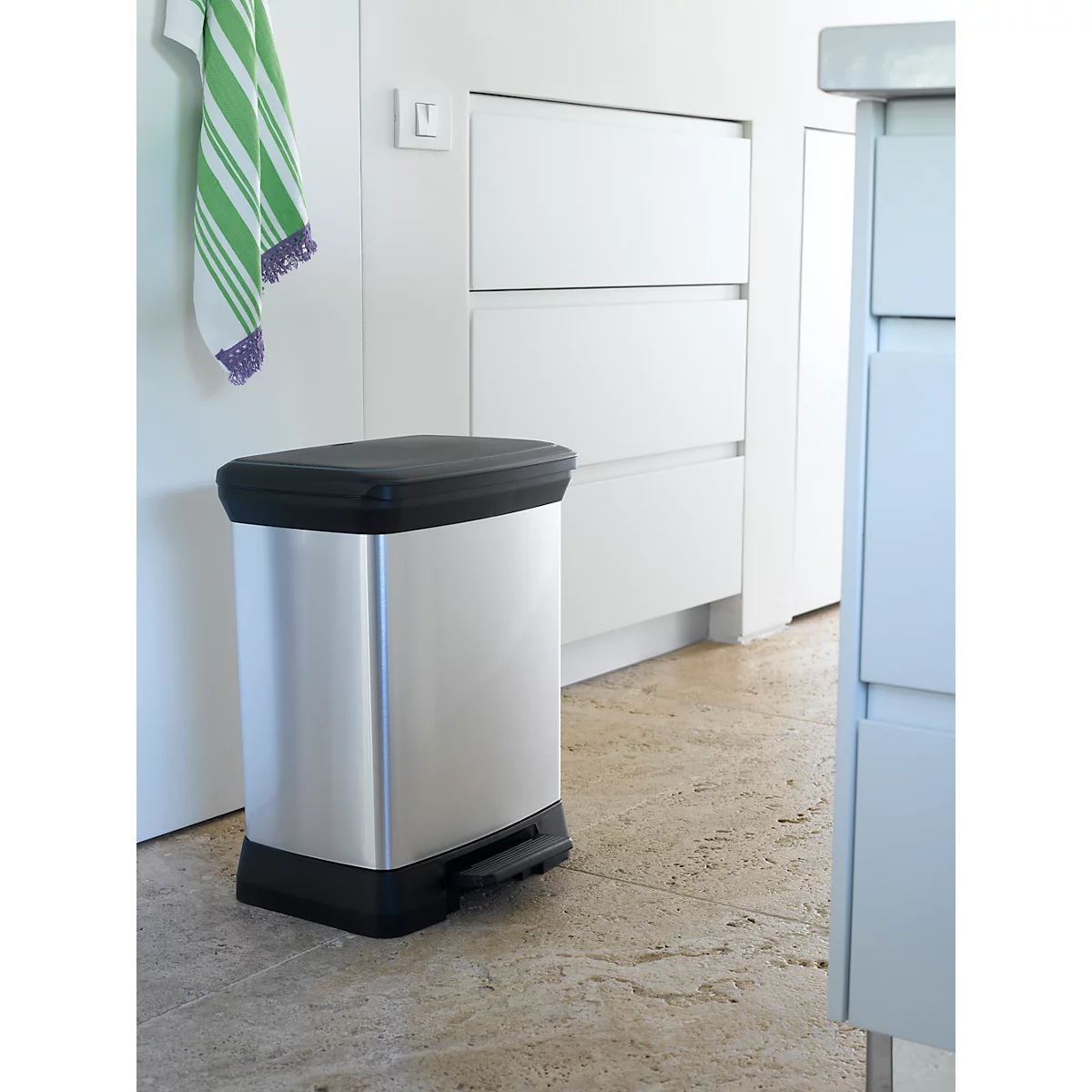 Curver Decobin pedaalemmer, 80 % gerecycled kunststof, metaallook, B 390 x D 290 x H 510 mm, 30 liter, zilver/zwart