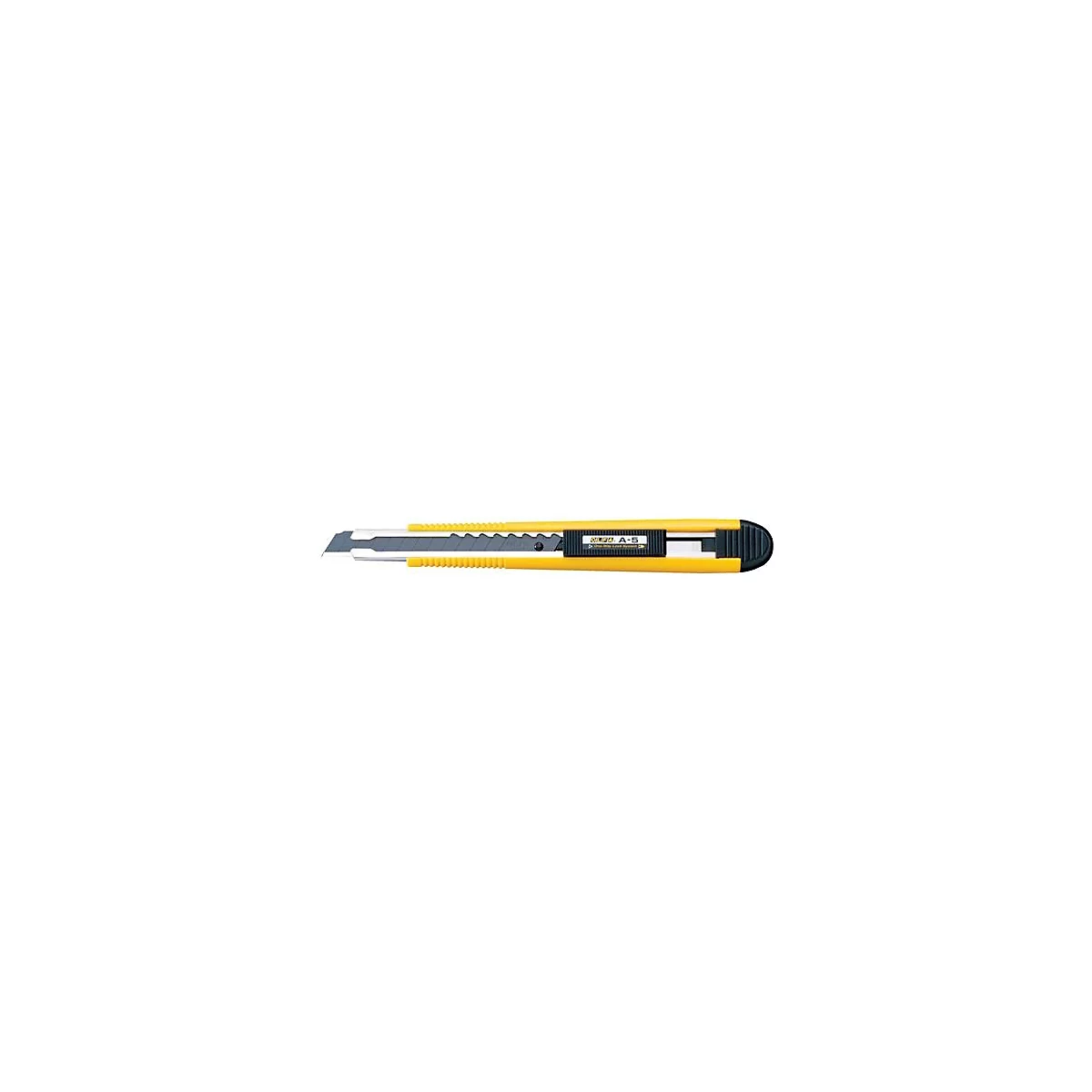 Un cutter jaune et gris avec une poignée noire, lame à moitié sortie, texte sur le corps du cutter.