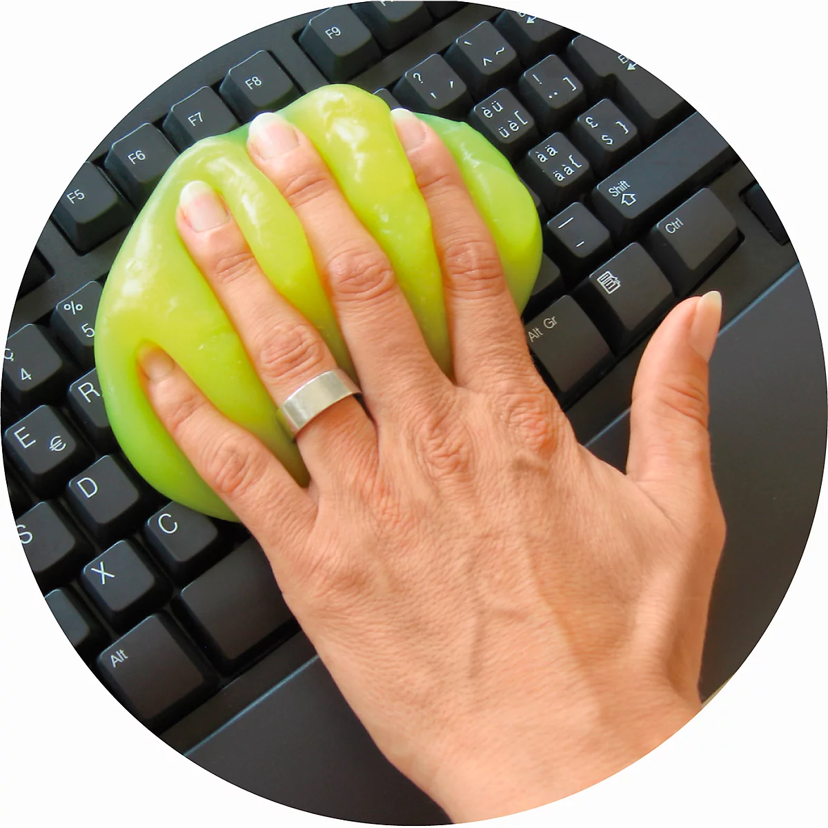 Hand reinigt Tastatur mit gelartigem Reinigungsmittel. Ring an der Hand.