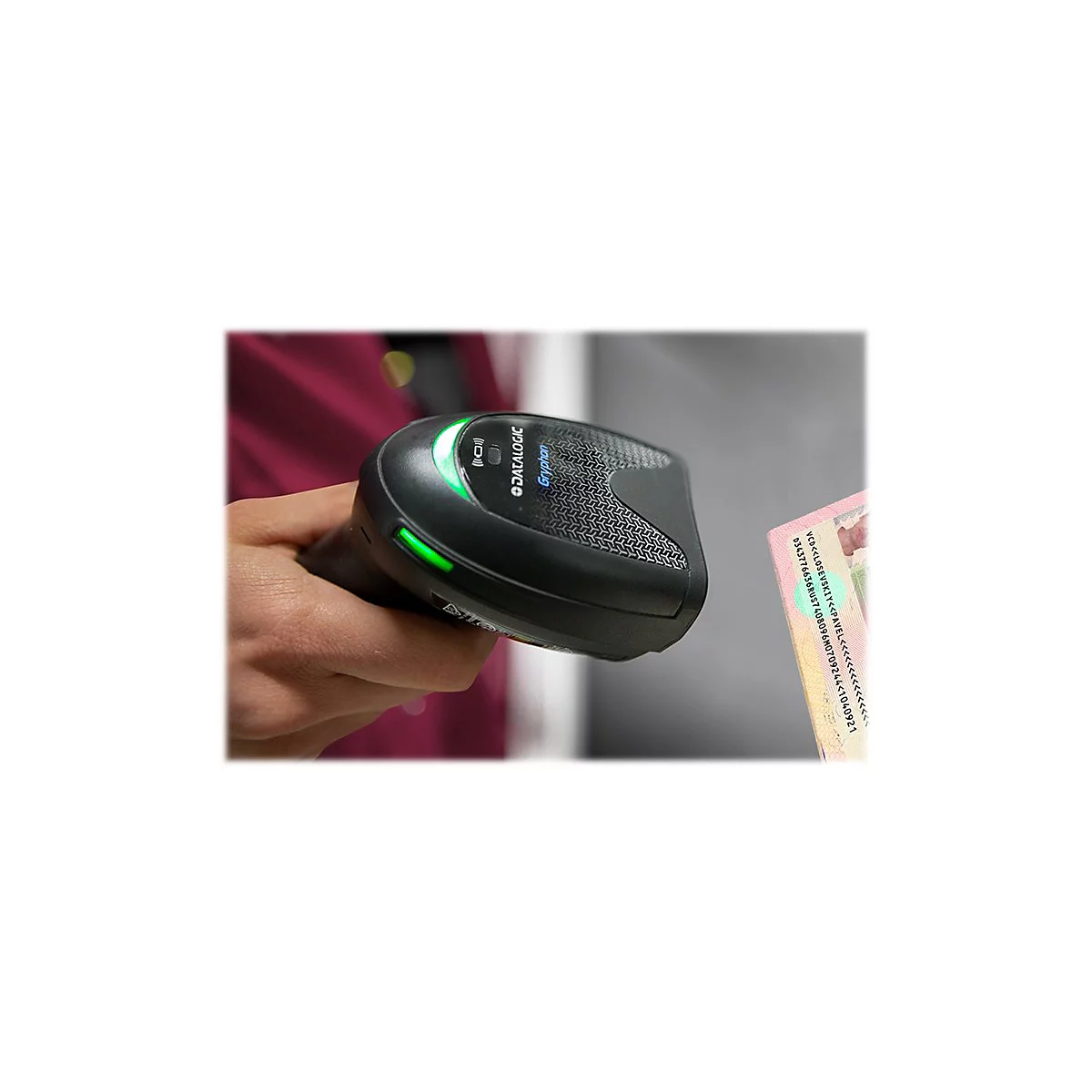 Person hÃ¤lt schwarzen Barcode-Scanner auf eine Karte. Scanner leuchtet grÃ¼n.