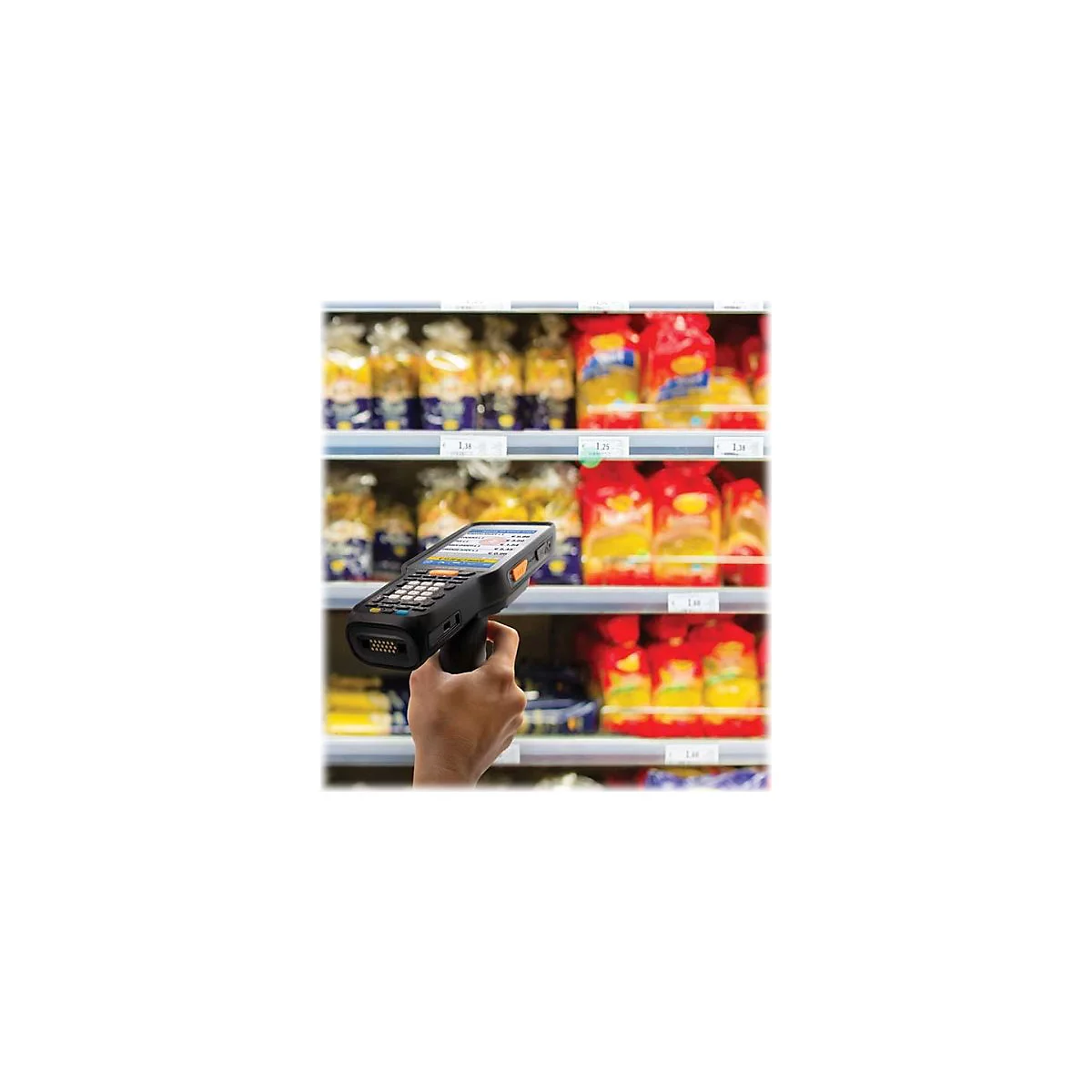 Handscanner in Supermarkt. Person scannt Produkte in den Regalen, vorwiegend rote und gelbe Verpackungen.