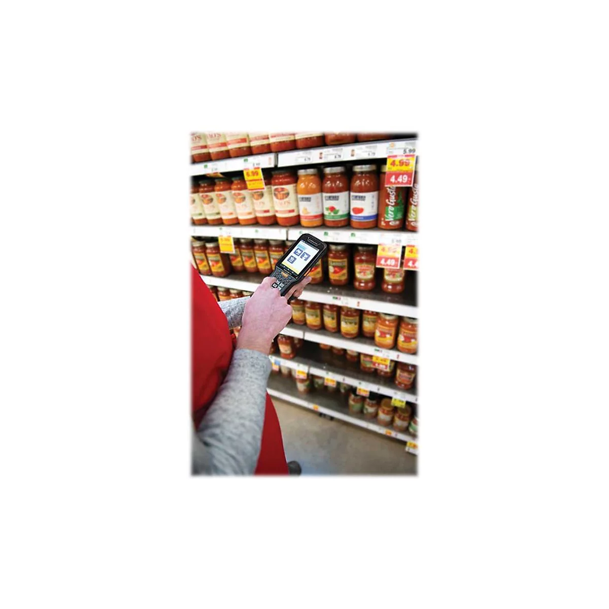 Eine Person scannt mit einem Handscanner in einem Supermarkt Tomatensaucen. Auf dem Scanner ist ein Bildschirm zu sehen.