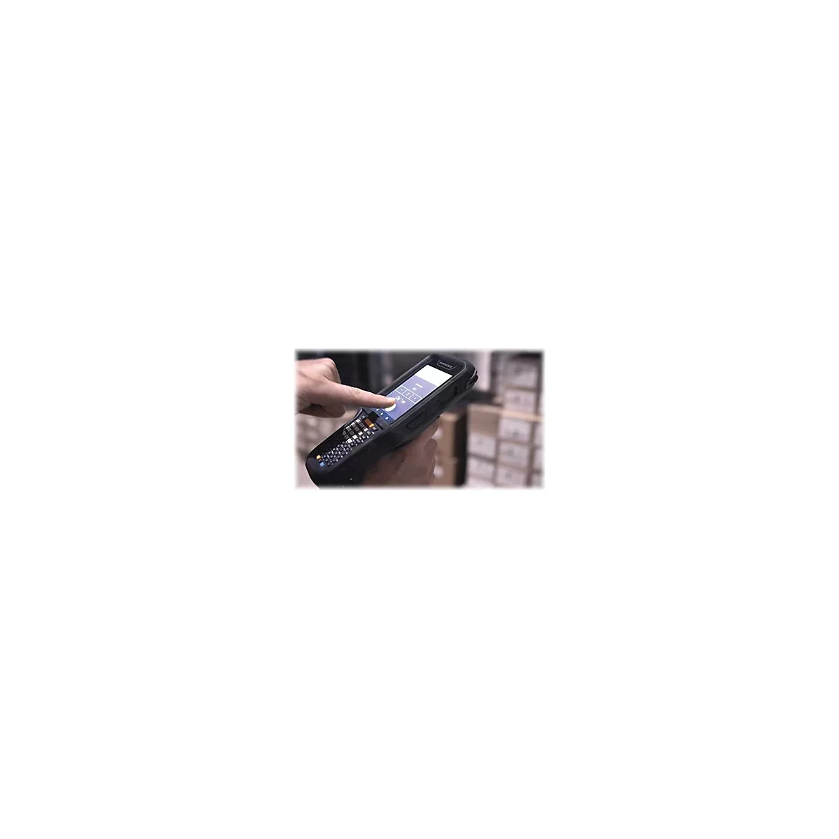 Person drÃ¼ckt mit dem Finger auf ein Touchscreen-LesegerÃ¤t, das in der Hand gehalten wird. Im Hintergrund sind Kartons zu sehen.