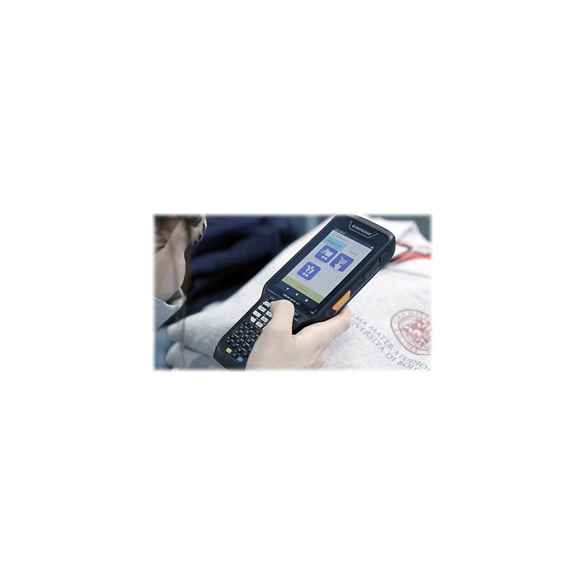 Eine Person hÃ¤lt ein mobiles DatenerfassungsgerÃ¤t. Auf dem Bildschirm sind drei Einkaufskorb-Symbole zu sehen.