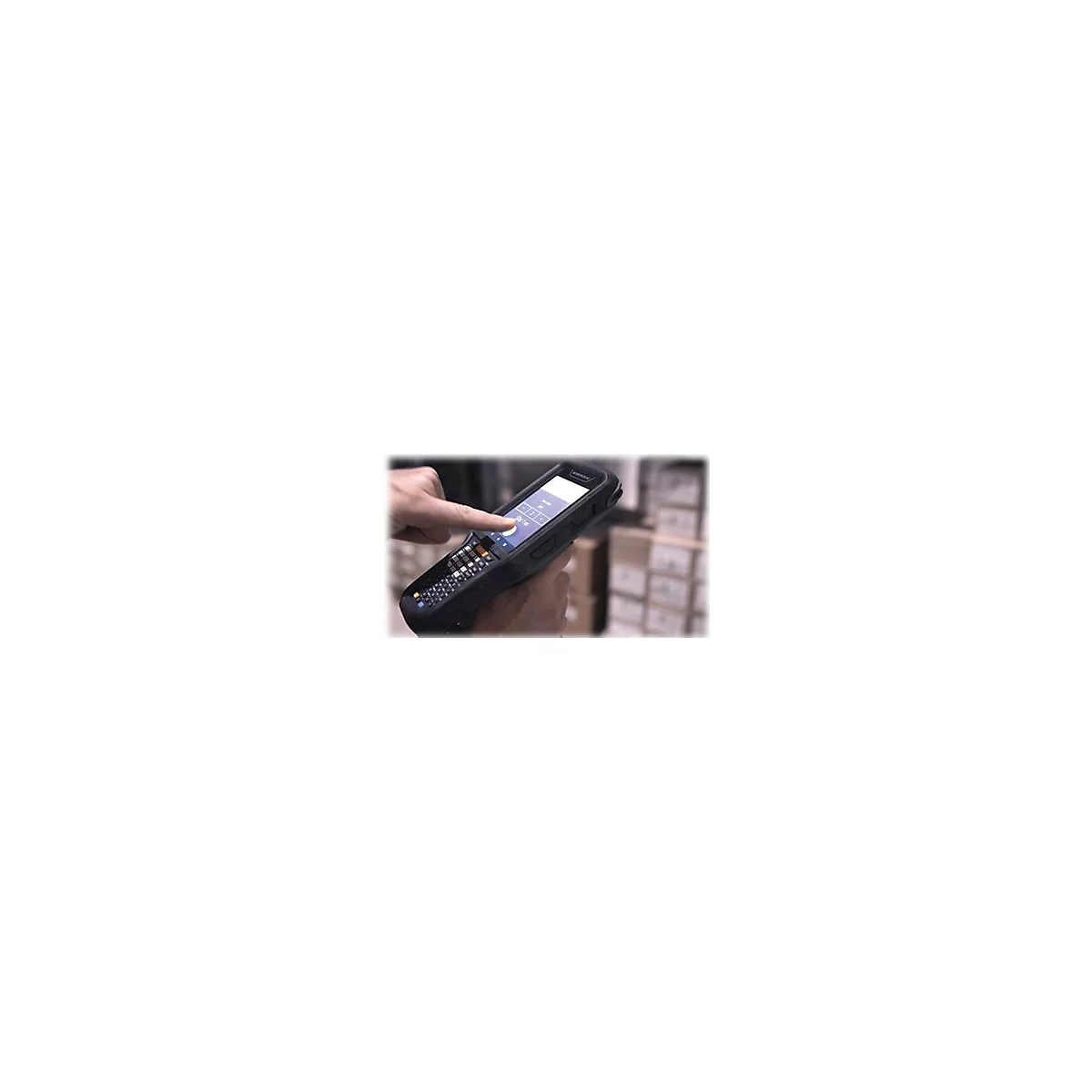Hand hÃ¤lt ein schwarzes Handheld-GerÃ¤t. Der Finger berÃ¼hrt den Bildschirm. Auf dem Bildschirm ist Text zu sehen, dahinter ein Lager.