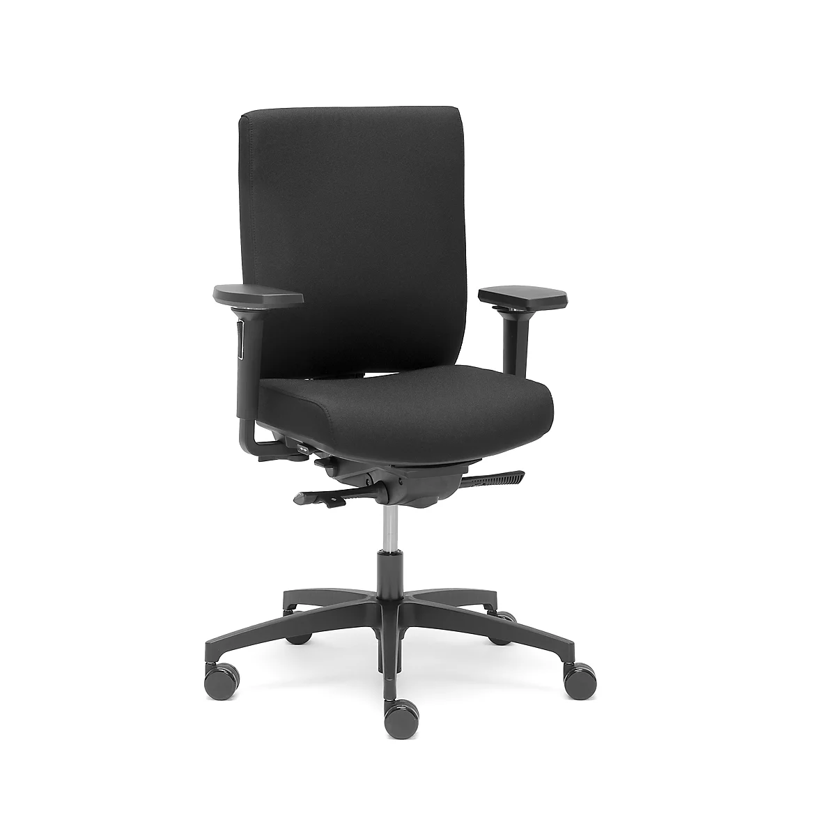 Schwarzer Bürostuhl auf weißem Hintergrund. Rückenlehne, Sitzfläche und Armlehnen sind sichtbar. Metallgestell mit Rollen.