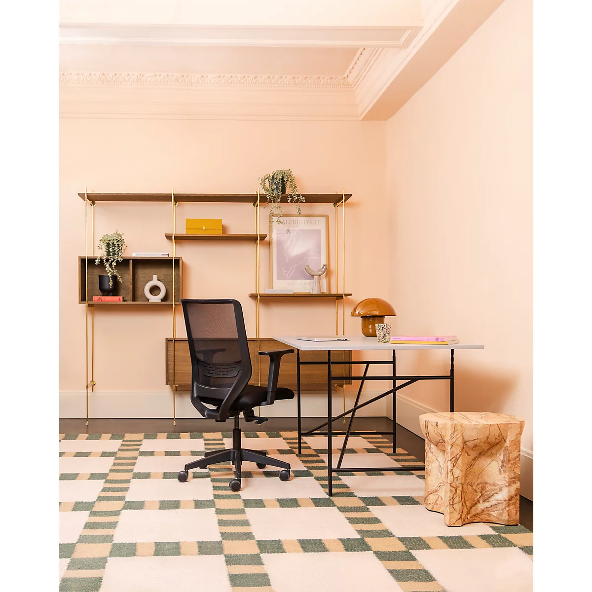 Ein stilvolles Home-Office mit Schreibtisch, Stuhl und Bücherregal in hellen, warmen Farbtönen.