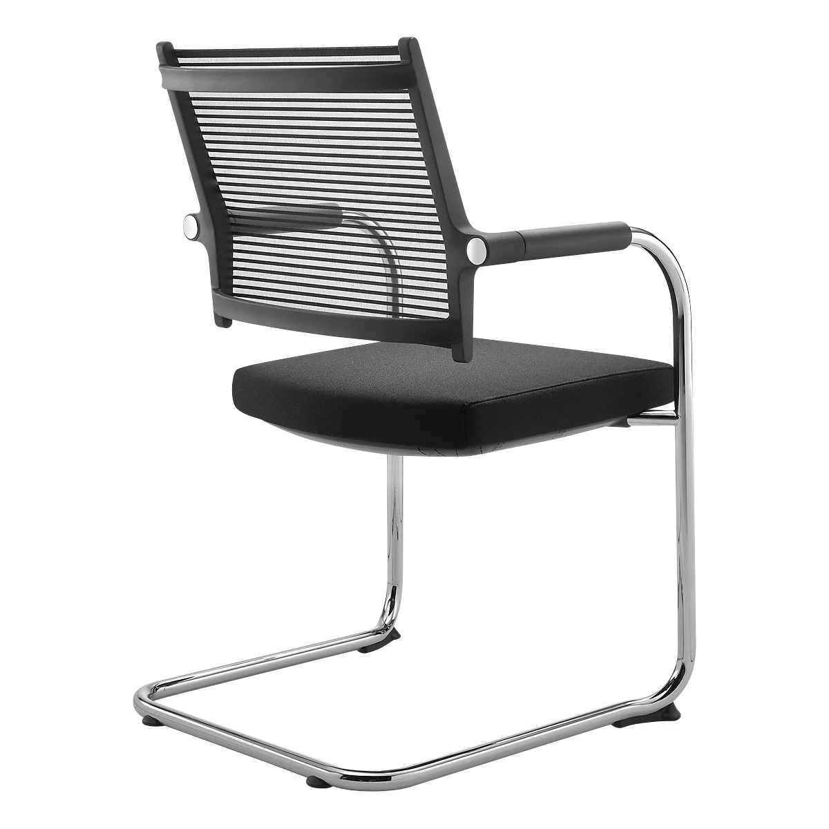Schwarzer Bürostuhl mit Netzrückenlehne und Armlehnen. Der Stuhl hat ein verchromtes Gestell und eine schwarze Sitzfläche.