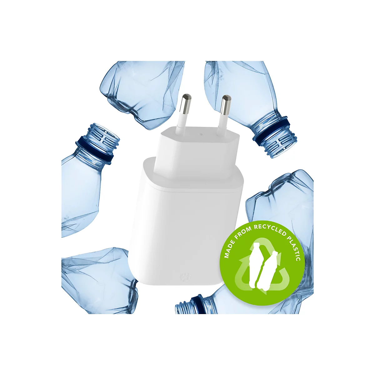 Un chargeur blanc entouré de bouteilles en plastique bleu froissé ; en dessous, un panneau vert indiquant "Made from Recycled Plastic".