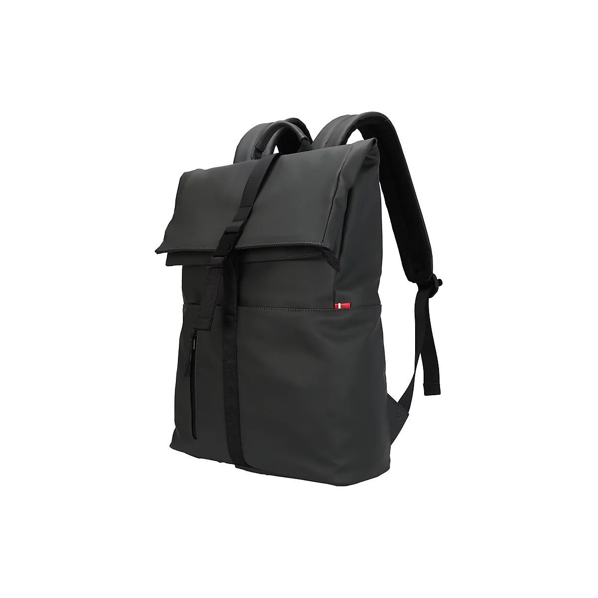 Schwarzer Rucksack mit Klappe und Riemen, isoliert auf weißem Hintergrund.