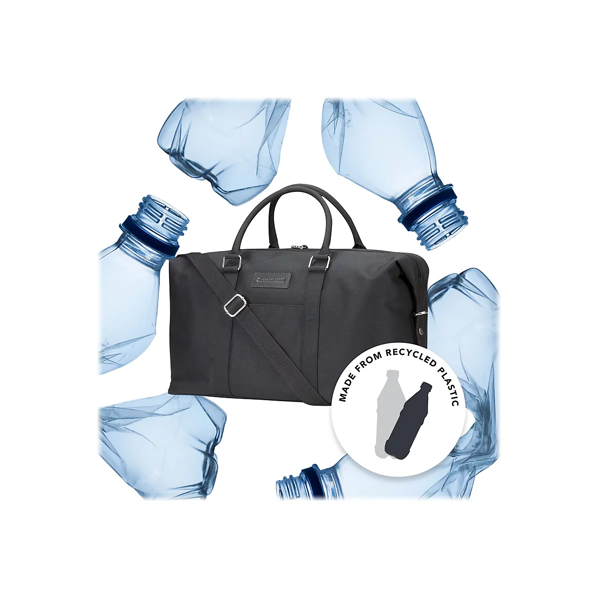 Schwarze Reisetasche aus recyceltem Plastik, umgeben von zerbrochenen blauen Plastikflaschen. Ein Etikett weist darauf hin.