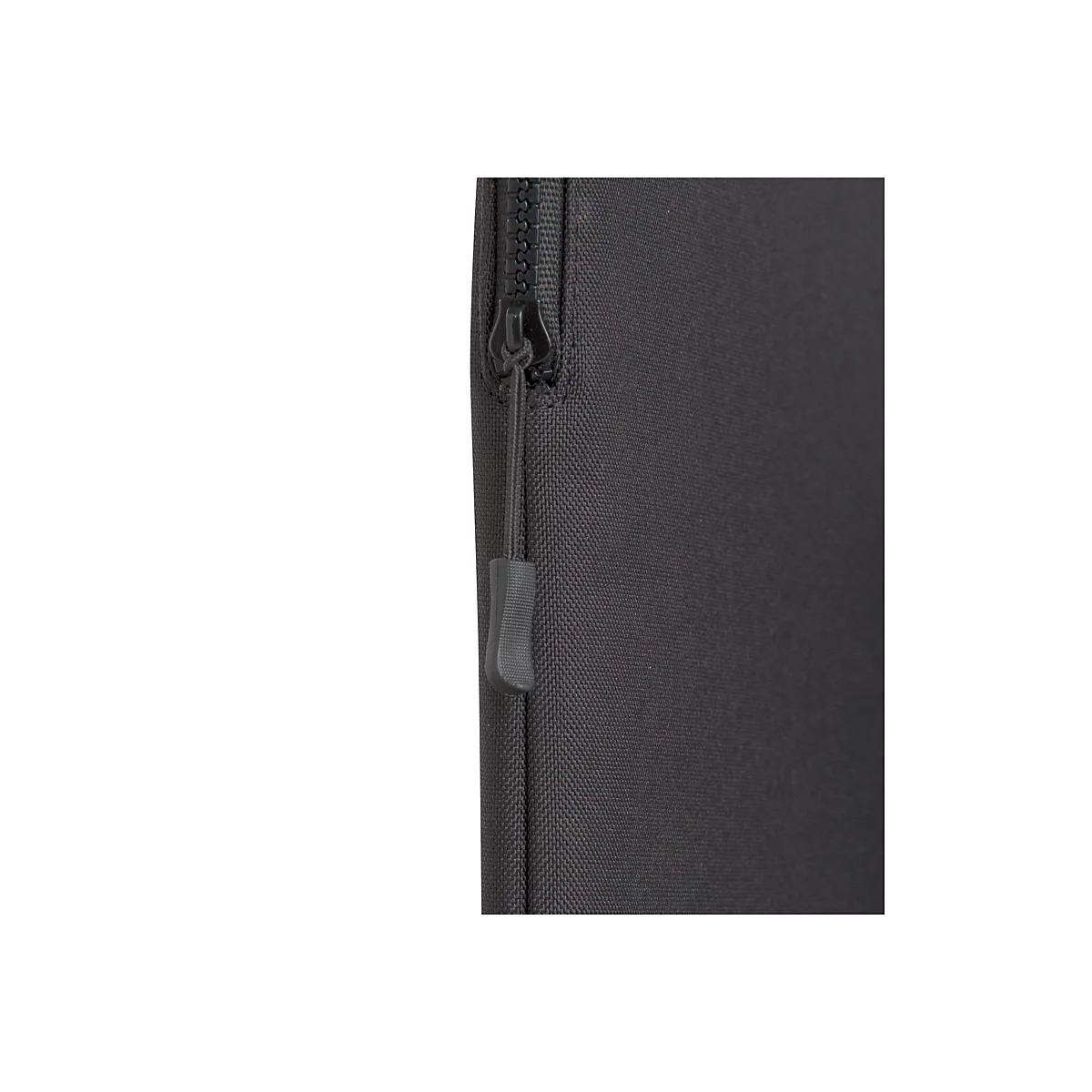 Nahaufnahme einer schwarzen Tasche mit Reißverschluss, dessen Zipper geöffnet ist. Der Hintergrund ist weiß.