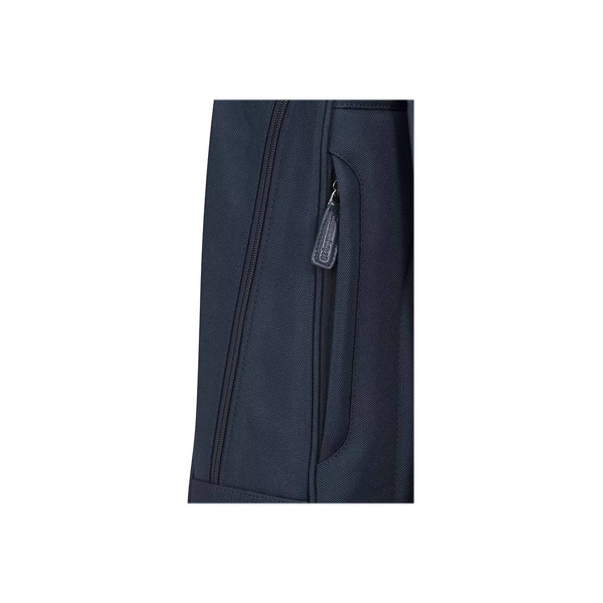 Detailaufnahme einer dunkelblauen Tasche mit Reißverschluss und Lederanhänger.