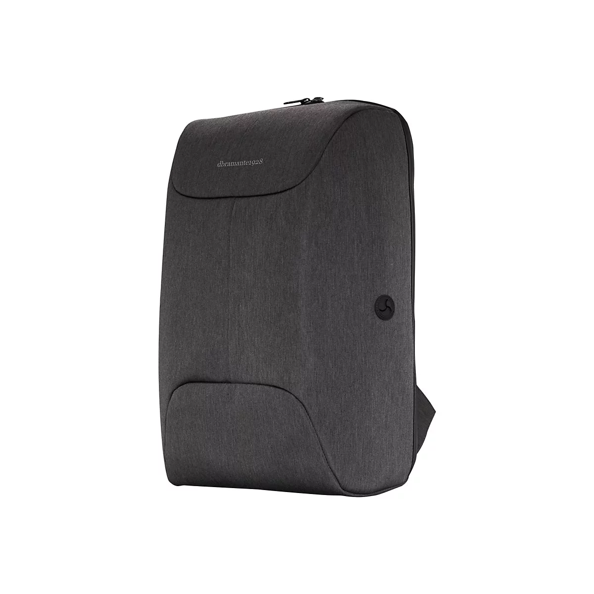 Dunkelgrauer Rucksack mit abgerundeten Ecken. Der Schriftzug "dramante1928" ist oben eingeprägt, ein Logo mittig.