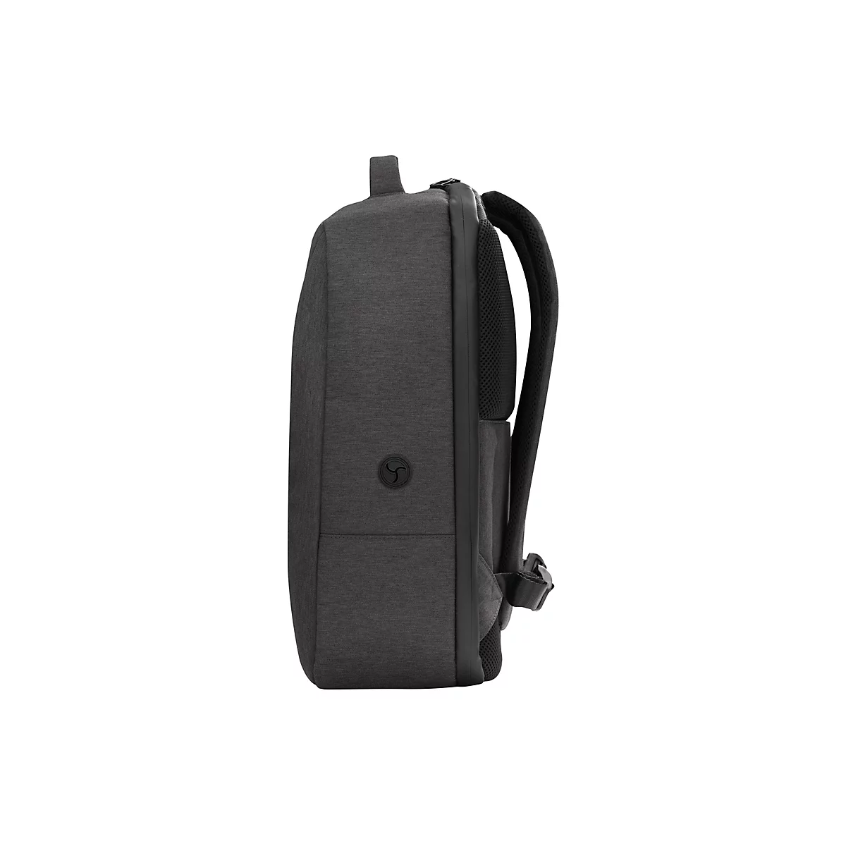Ein grauer Rucksack, Seitenansicht, auf weißem Hintergrund. Er hat gepolsterte Träger und ein Logo.