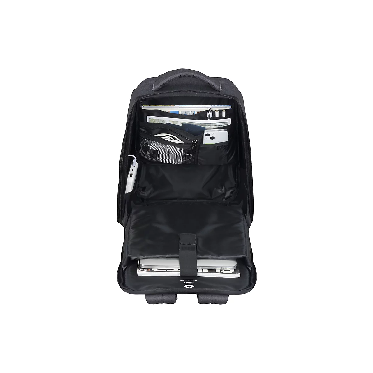 Schwarzer Rucksack, geöffnet mit mehreren Fächern, gefüllt mit Gegenständen wie Laptop, Magazinen, Kopfhörern und Smartphone.