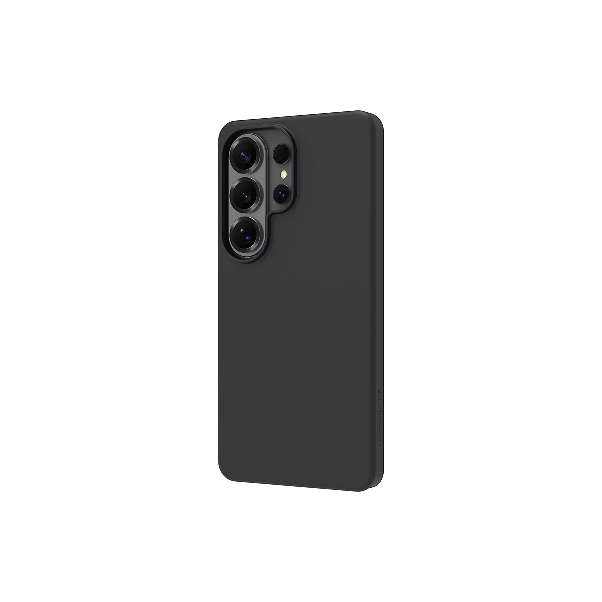 Un smartphone noir avec une coque de téléphone noire ; l'arrière est montré, avec un réseau de triple caméra.