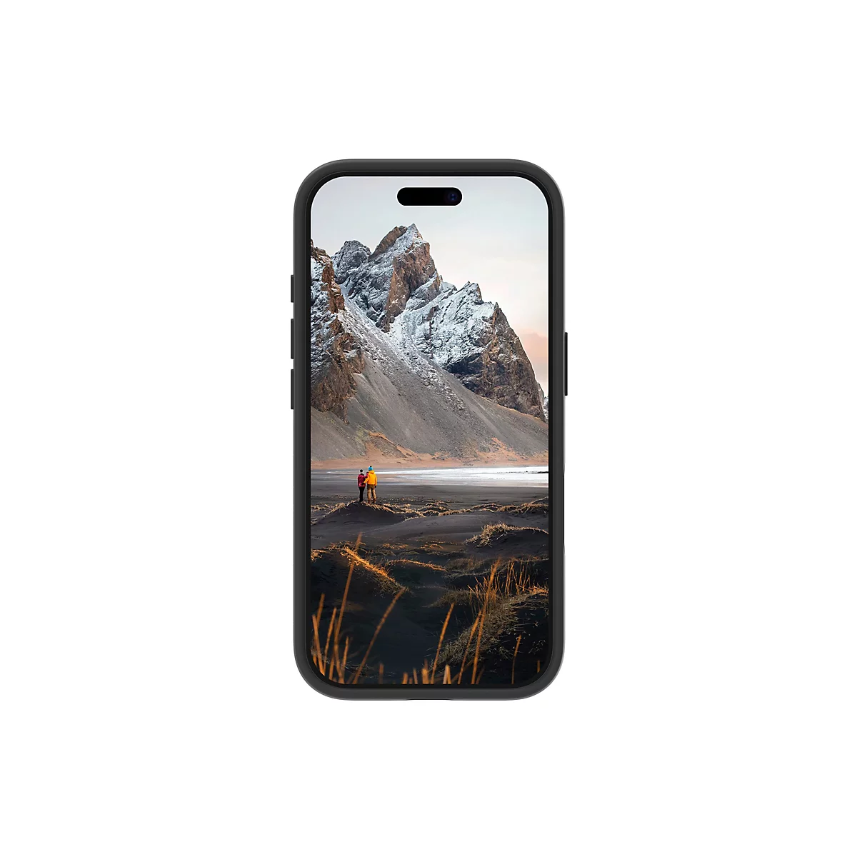 Smartphone mit Bild von Berglandschaft, zwei Personen auf einem dunklen Sandstrand.