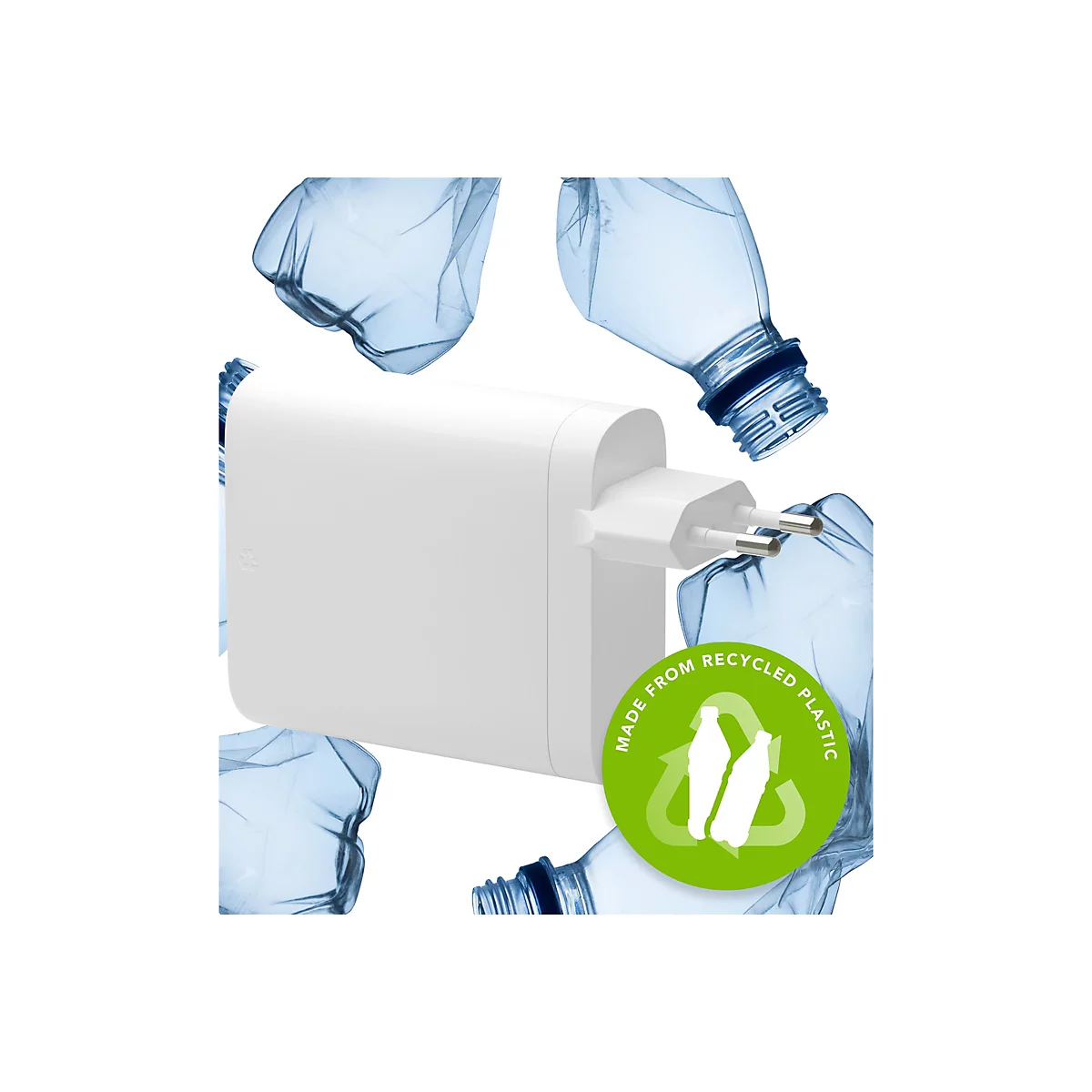 Ein weißes Ladegerät mit Netzstecker, umgeben von zerknitterten blauen Plastikflaschen. Ein Aufkleber zeigt ein Recycling-Symbol und den Text "Made from Recycled Plastic".