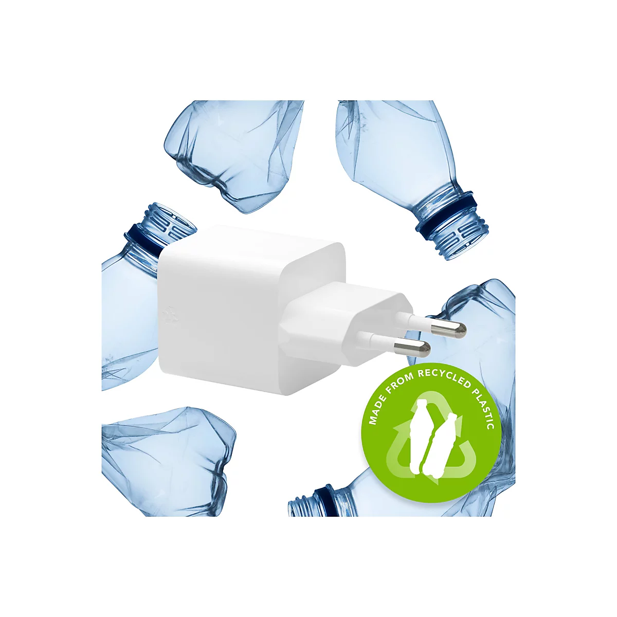 Weißes Ladegerät mit EU-Stecker vor dem Hintergrund zerknitterter Plastikflaschen; grünes Label: 'Made from Recycled Plastic'.
