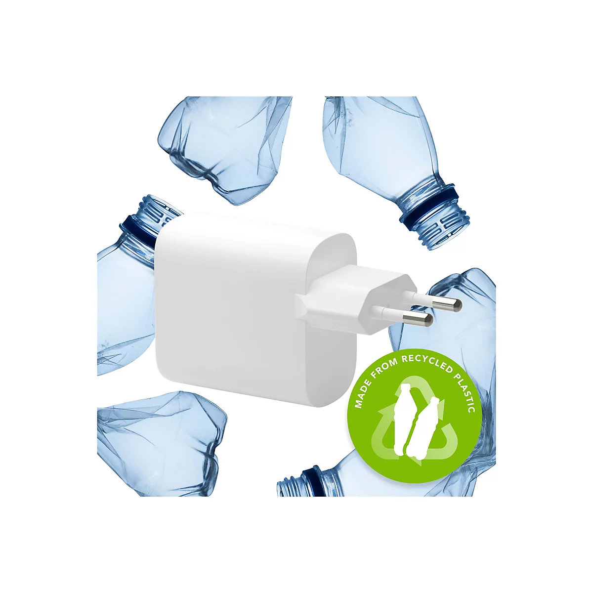 Ein weißes Ladegerät mit EU-Stecker, umgeben von zerknitterten Plastikflaschen und einem grünen Aufkleber mit dem Text "Made From Recycled Plastic".
