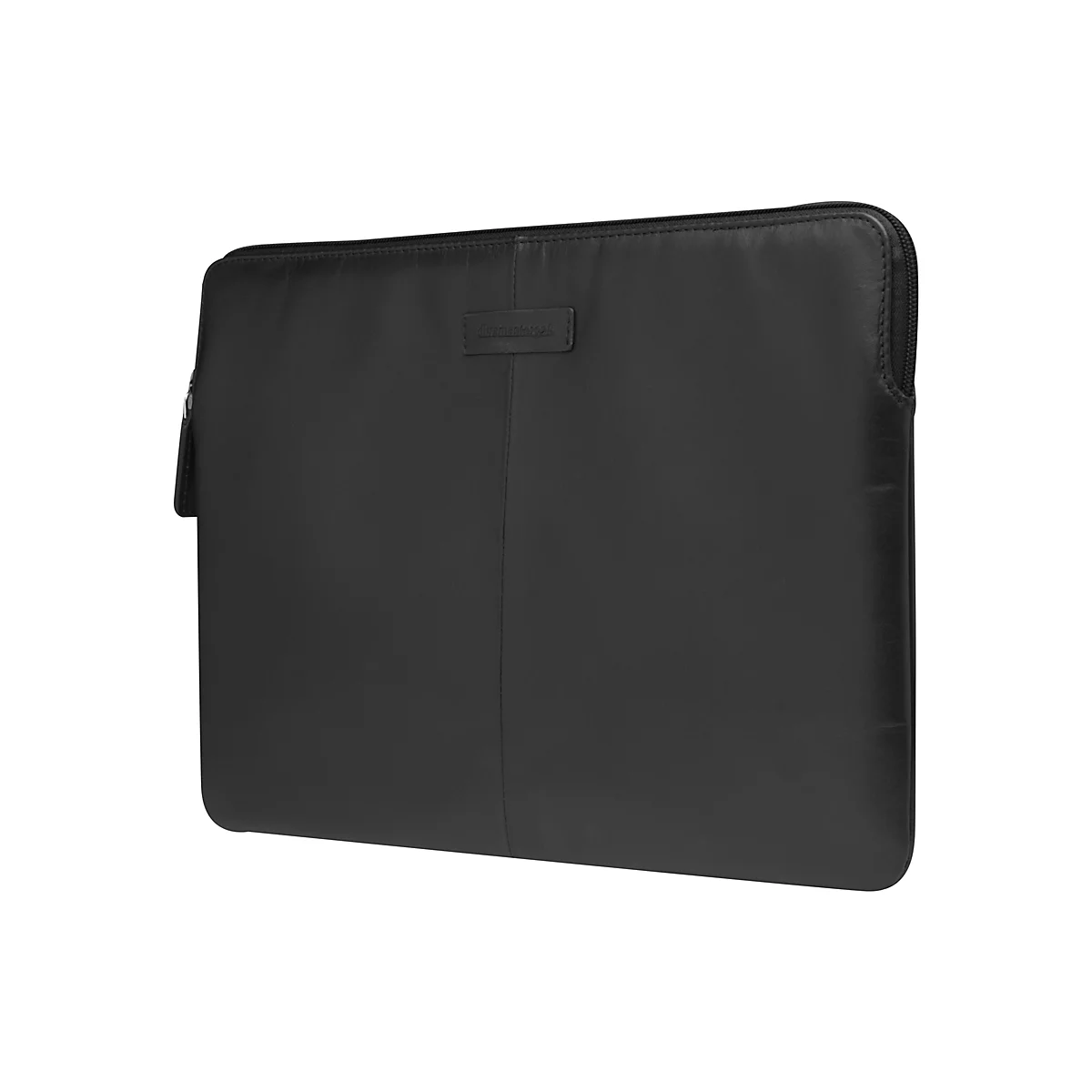 Schwarze Laptoptasche, schräg von vorn fotografiert. Mit Reißverschluss, kleinem Logopatch und geprägtem Schriftzug.