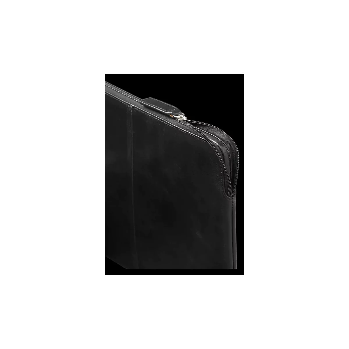 Detailansicht einer schwarzen Ledertasche mit Reißverschluss. Der Reißverschluss ist silberfarben.