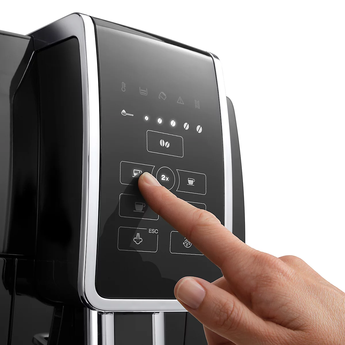 Nahaufnahme einer schwarzen Kaffeemaschine, ein Finger drückt eine Taste am Bedienfeld.