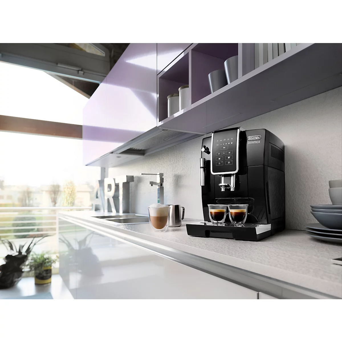 Schwarze Kaffeemaschine in Küche, zwei Espressi in Gläsern. Graue Arbeitsplatte und Schränke, Fensterblick.