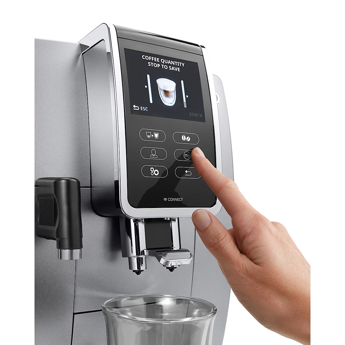 Nahaufnahme eines Kaffeevollautomaten. Ein Finger drückt auf einen Knopf am Touchscreen, auf dem 'Coffee quantity Stop to save' steht.