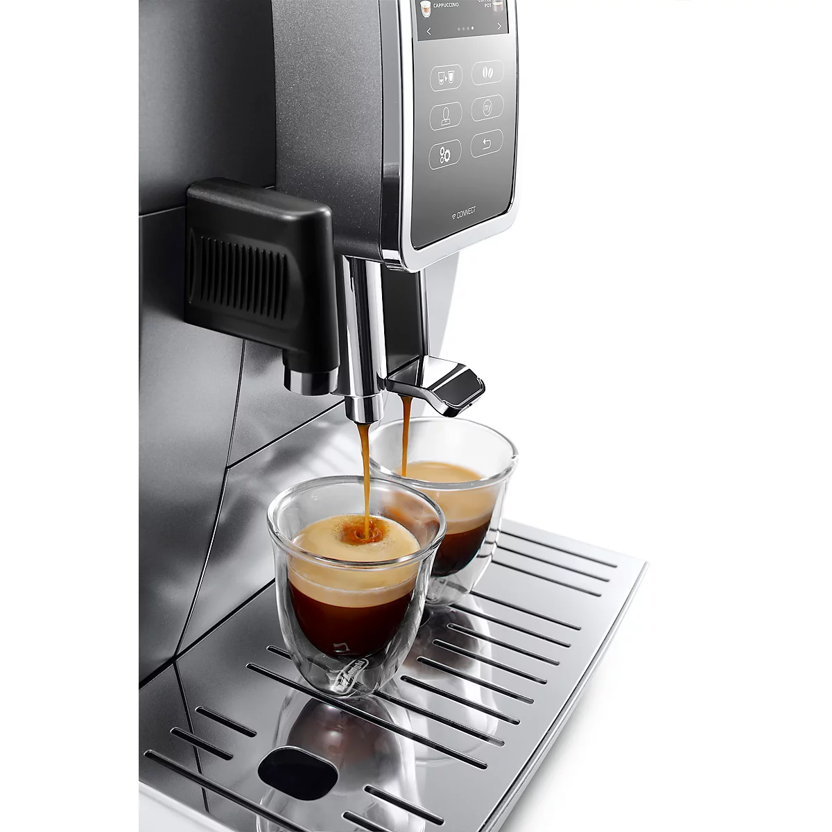 Kaffee wird in zwei Gläser gegossen, die auf einer silbernen Maschine stehen.
