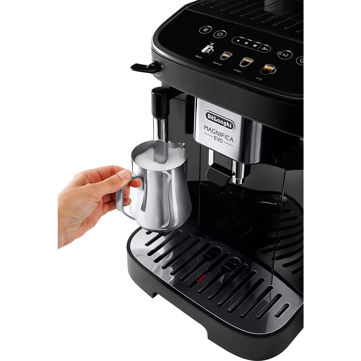 Eine Hand hält ein Milchkännchen unter die Milchaufschäumdüse eines schwarzen De'Longhi Kaffeevollautomaten.