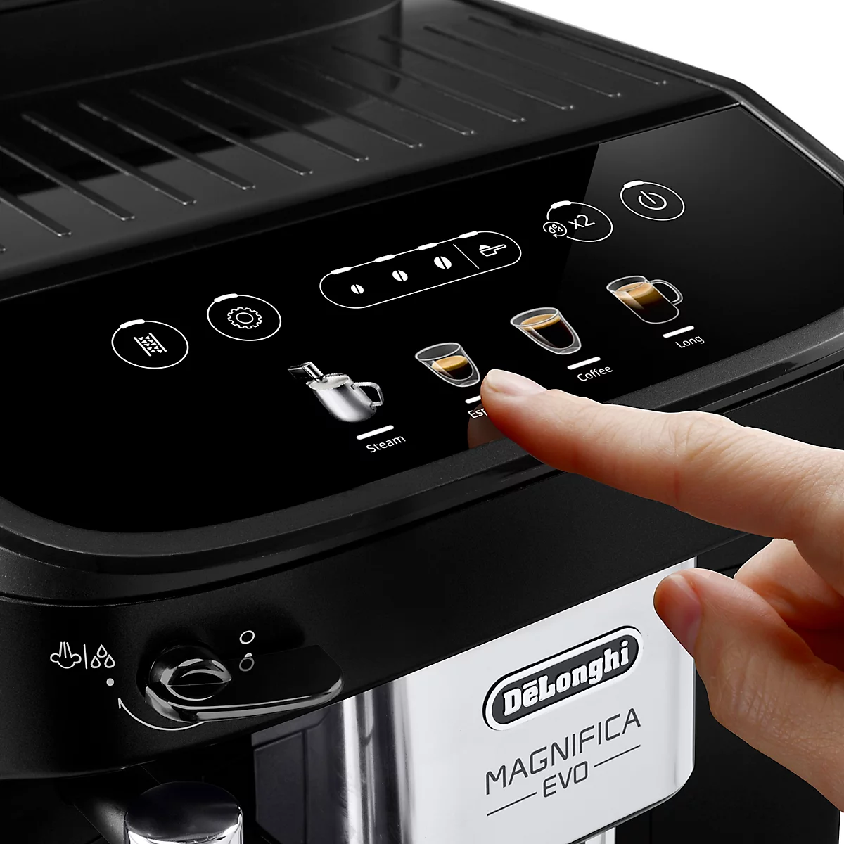 Nahaufnahme einer Kaffeemaschine, Finger berührt eine Taste.
