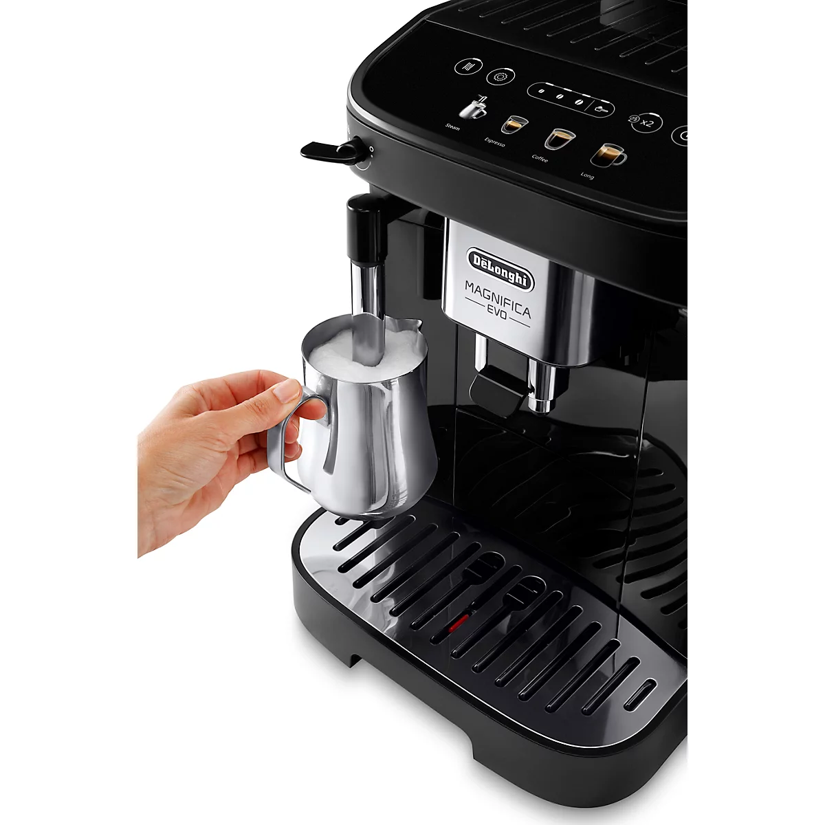 Schwarze Kaffeemaschine mit Milchkanne, in der eine Hand die Kanne hält, darunter befindet sich ein Tropfenfänger.