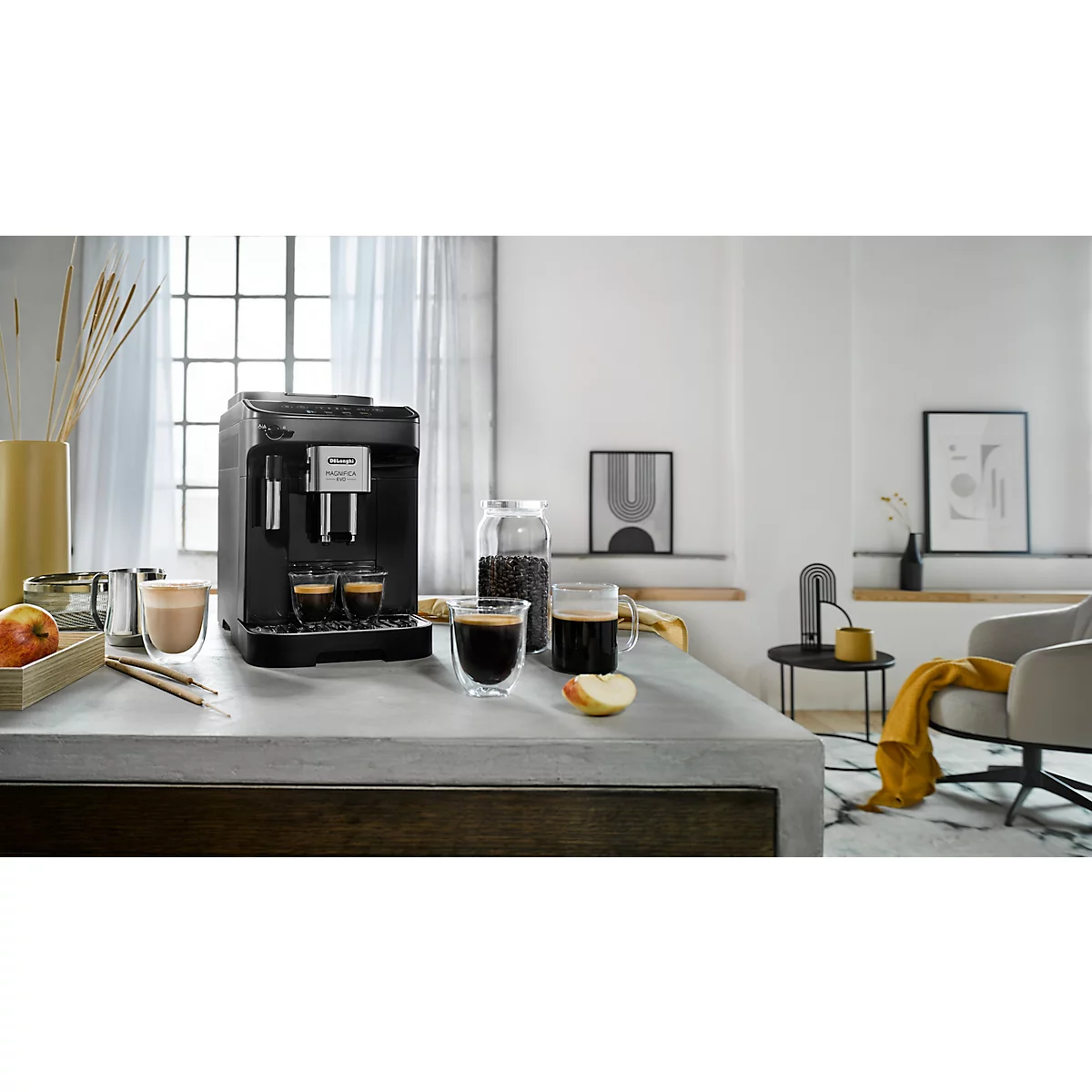 Schwarze Espressomaschine mit zwei Tassen Kaffee auf einem Tisch. Auf dem Tisch befinden sich auch Kaffeebohnen, Gläser und ein Apfel.