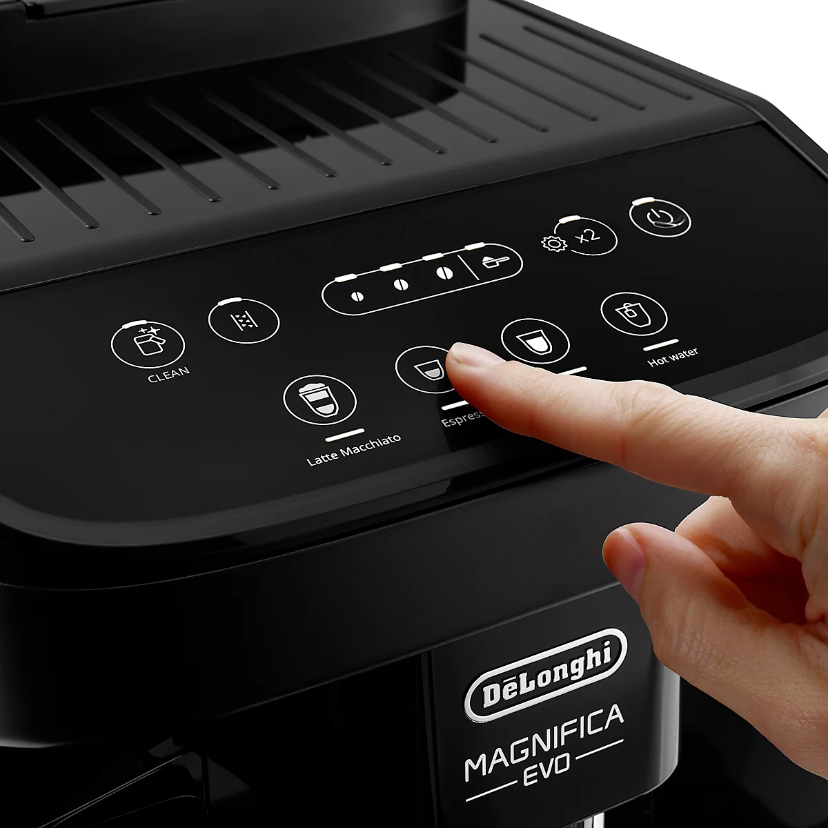 Nahaufnahme einer schwarzen Kaffeemaschine, ein Finger drückt die Espresso-Taste.