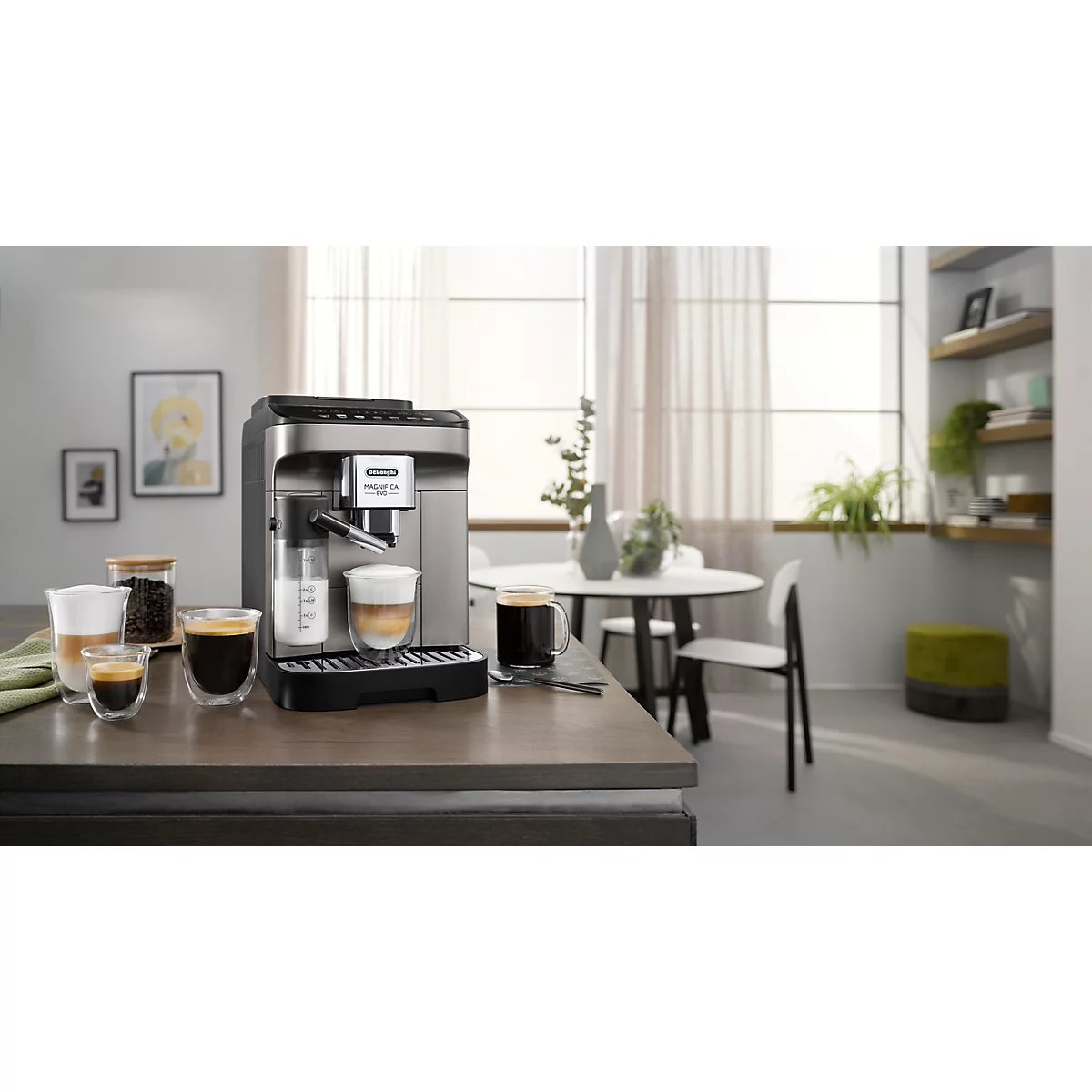 De'Longhi Kaffeevollautomat auf einer Küchentheke mit verschiedenen Kaffeespezialitäten.
