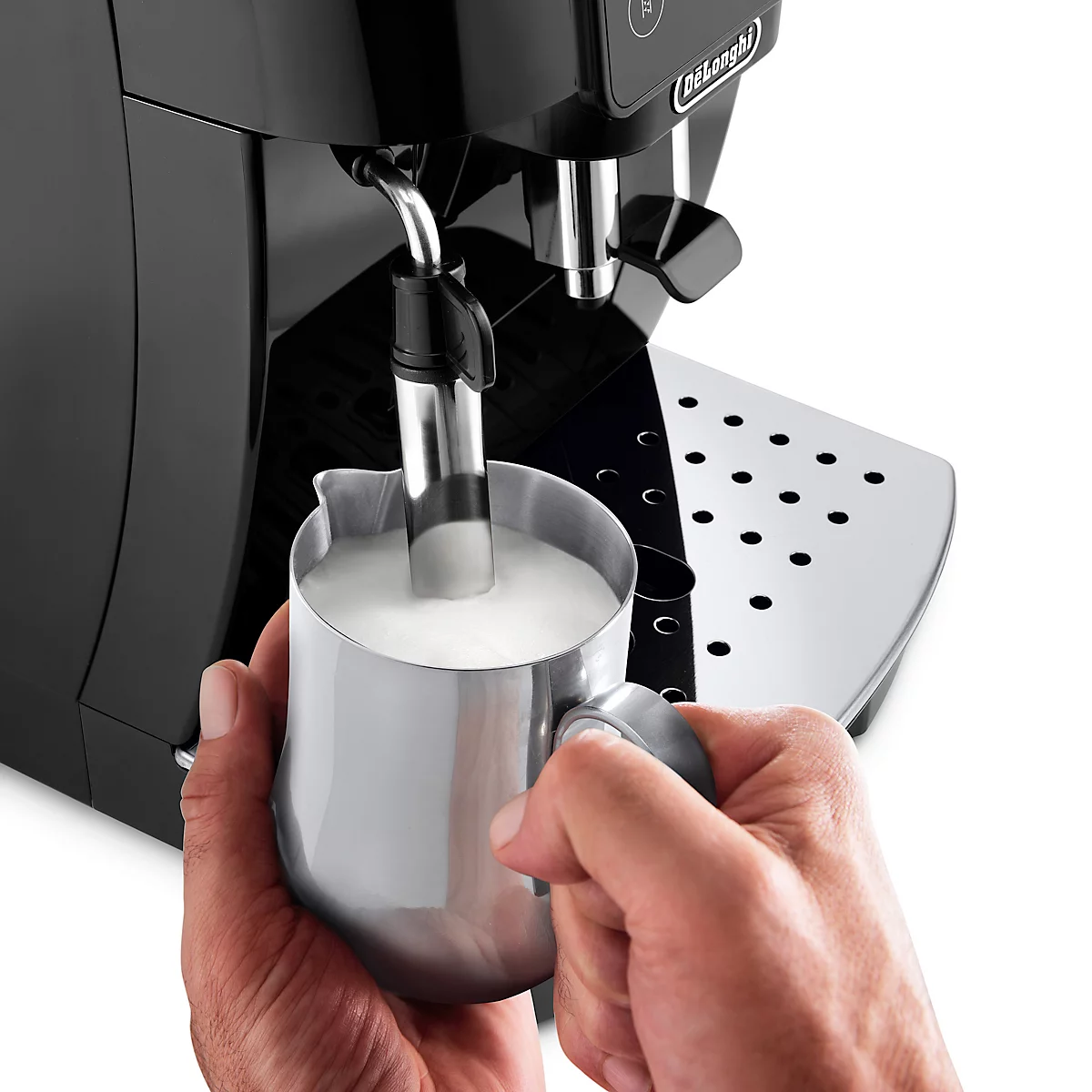 Nahaufnahme einer schwarzen Espressomaschine, die Milch in einem Milchaufschäumer aufschäumt. Die Milch ist cremig und weiß, der Aufschäumer aus Metall.