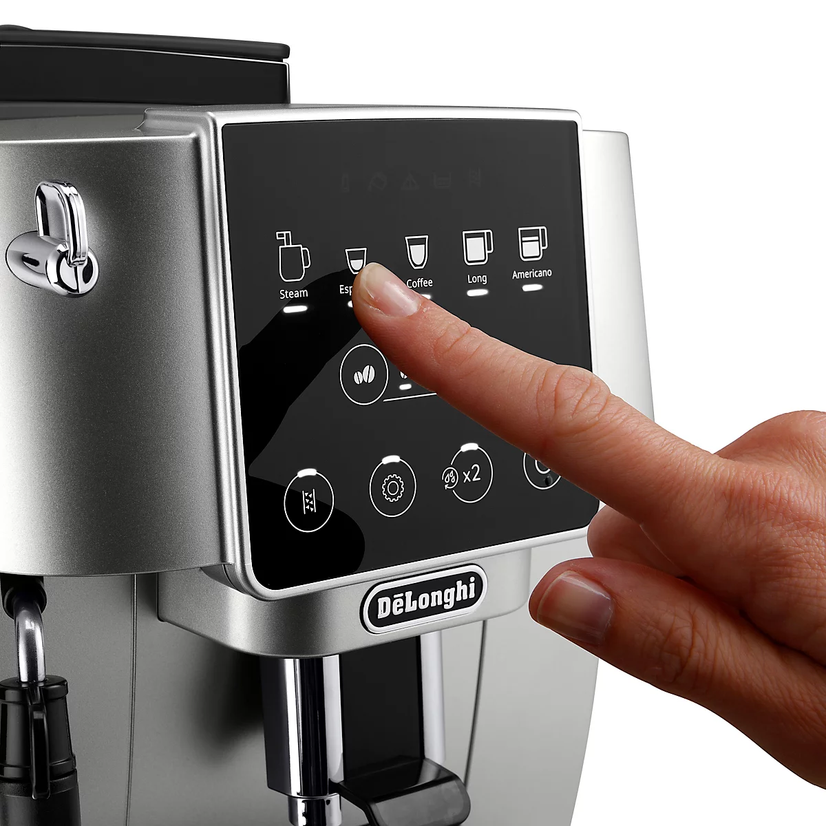 Nahaufnahme einer silberfarbenen Espressomaschine. Ein Finger drückt auf dem Touchscreen die Espresso-Taste. Das Delonghi-Logo ist sichtbar.