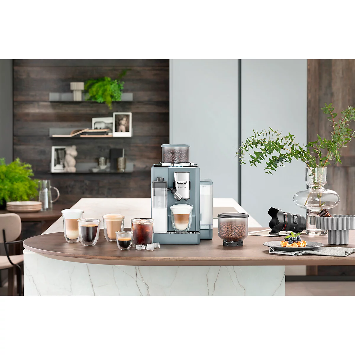 Eine Kaffeemaschine mit verschiedenen Kaffeesorten und Gläsern auf einer Theke.