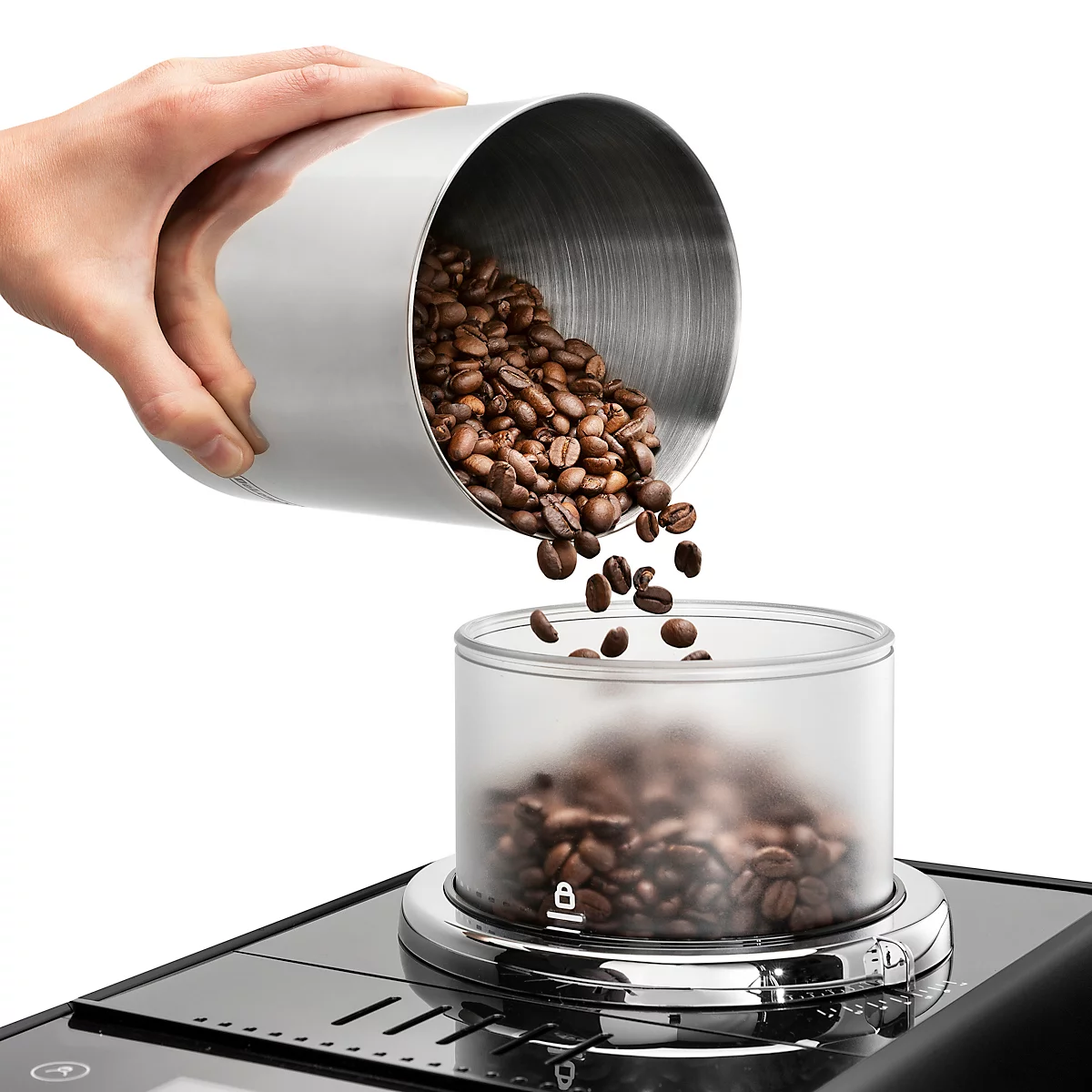 Hand hält metallenen Behälter, aus dem Kaffeebohnen in einen durchsichtigen Behälter fließen. Teil einer Kaffeemaschine.