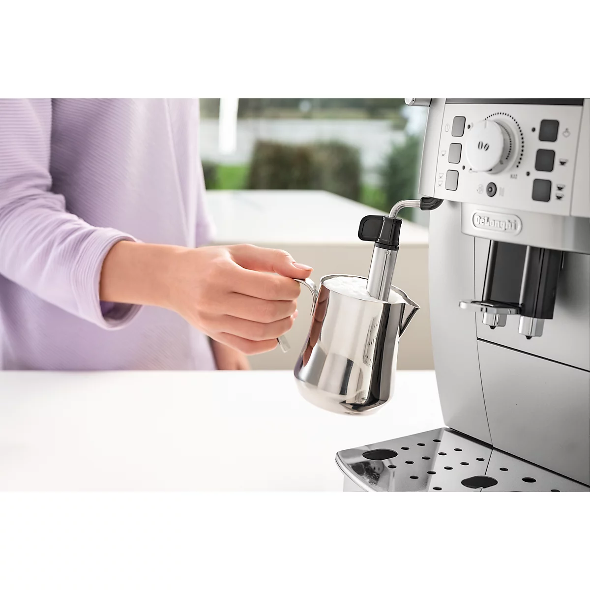 De'Longhi Machine à café automatique Magnifica S ECAM 22.110.SB, pour grains/poudre, jusqu'à 1,8 l/250 g, mousseur à lait, noir-argenté