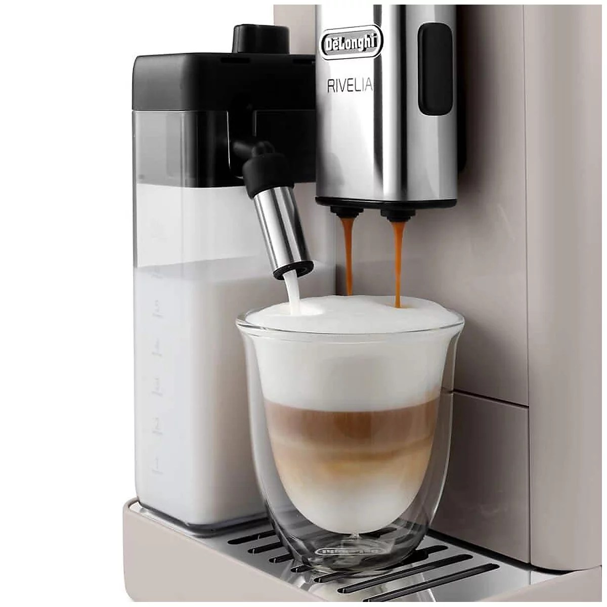 Machine à café avec mousseur à lait, préparant un latte macchiato. Un verre à double paroi est en cours de remplissage.